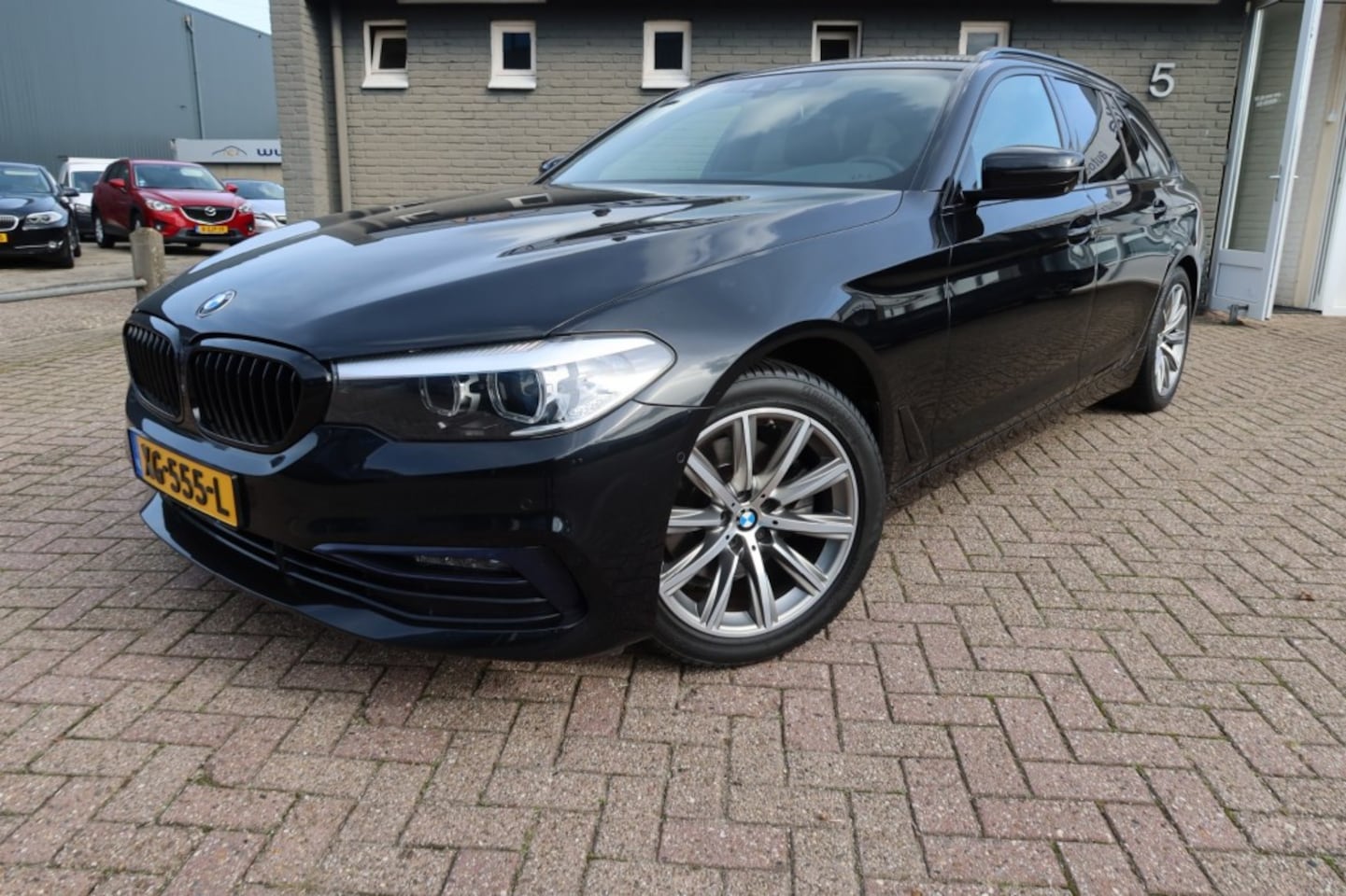 BMW 5-serie - 520I SPORT-LINE , 360 CAMERA , SFEER VERLICHTING, HALF LEDER - AutoWereld.nl