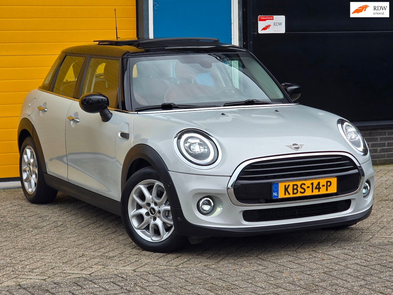 MINI 5-Deurs - 1.5 Cooper Business Edition / AUT / Cruise Control / Cognac Leder / Navi / Open Panoramada - AutoWereld.nl