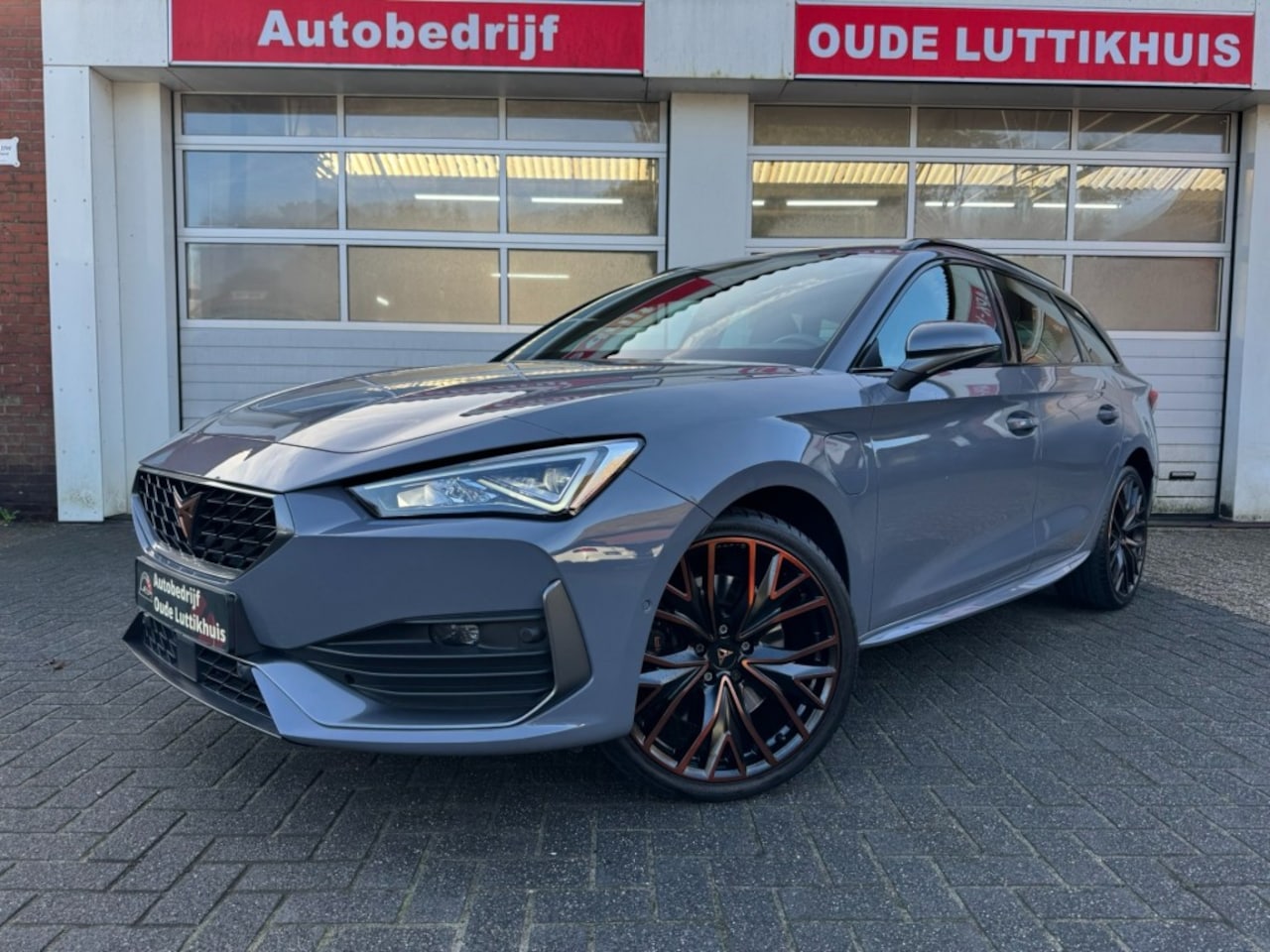 CUPRA Leon Sportstourer - 1.4 e-Hybrid VZ Copper Adrenaline 245PK Camera Virtual Carplay Trekhaak Cruise - AutoWereld.nl