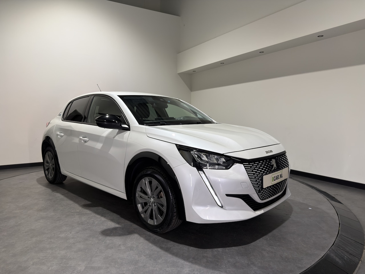 Peugeot e-208 - EV Allure Pack 50 kWh | Voorstoelen verwarmd | Navigatie | LMV 16" | camera | 3-fase - AutoWereld.nl