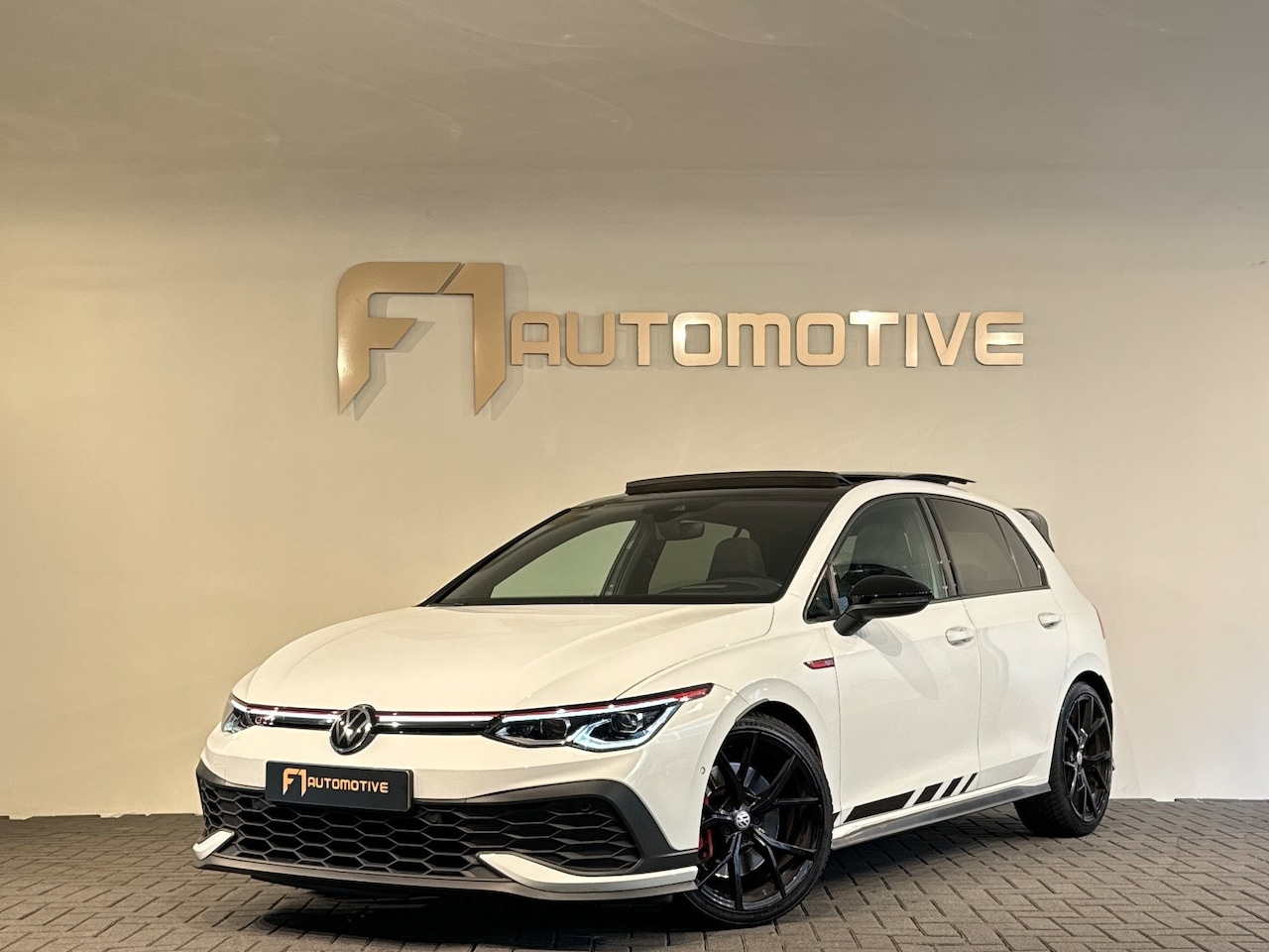 Volkswagen Golf - 2.0 TSI GTI Pano|HuD|Blindspot|Camera|Sfeerverlichting - AutoWereld.nl