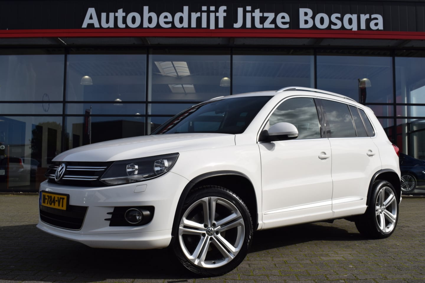 Volkswagen Tiguan - 1.4 TSI R-Line ECC | Sportstoelen | Full Map Navi | Camera | Trekhaak | 19 Inch LMV - AutoWereld.nl
