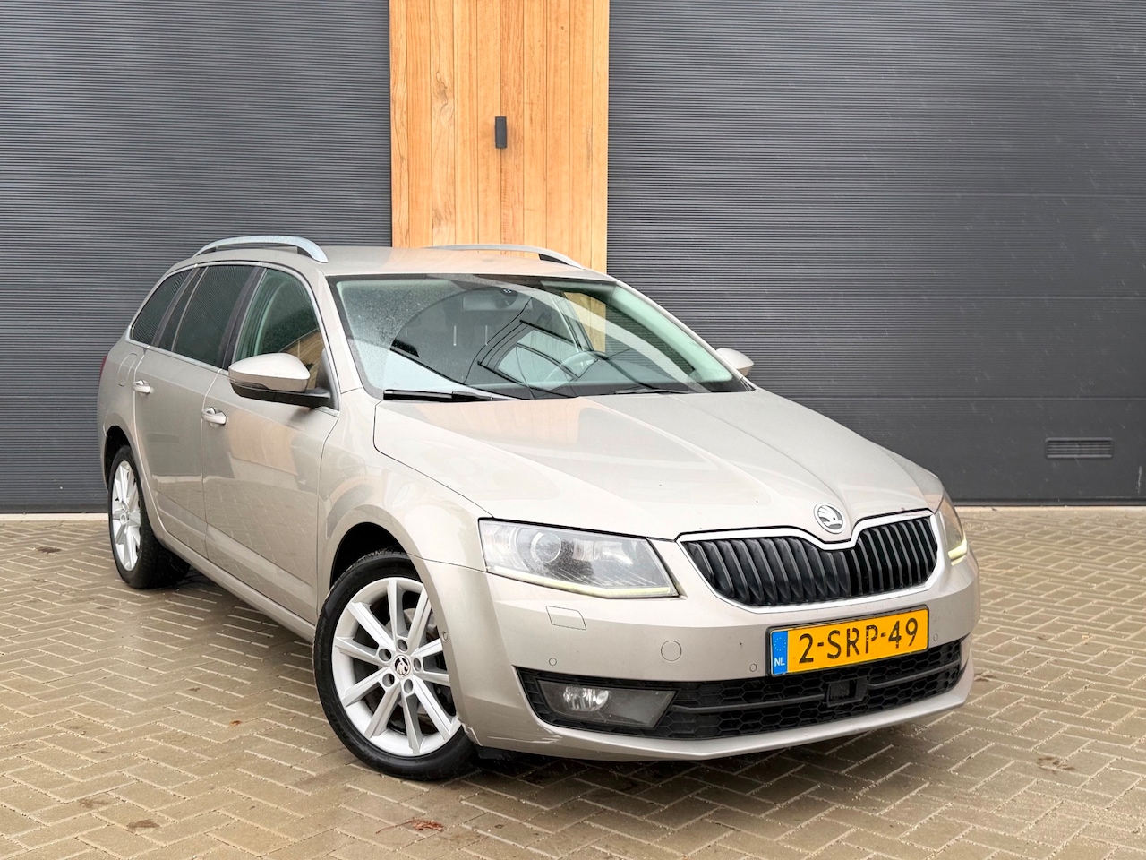 Skoda Octavia Combi - 1.6 TDI Elegance Business DSG|XENON|STOELVERW|NAVI - AutoWereld.nl