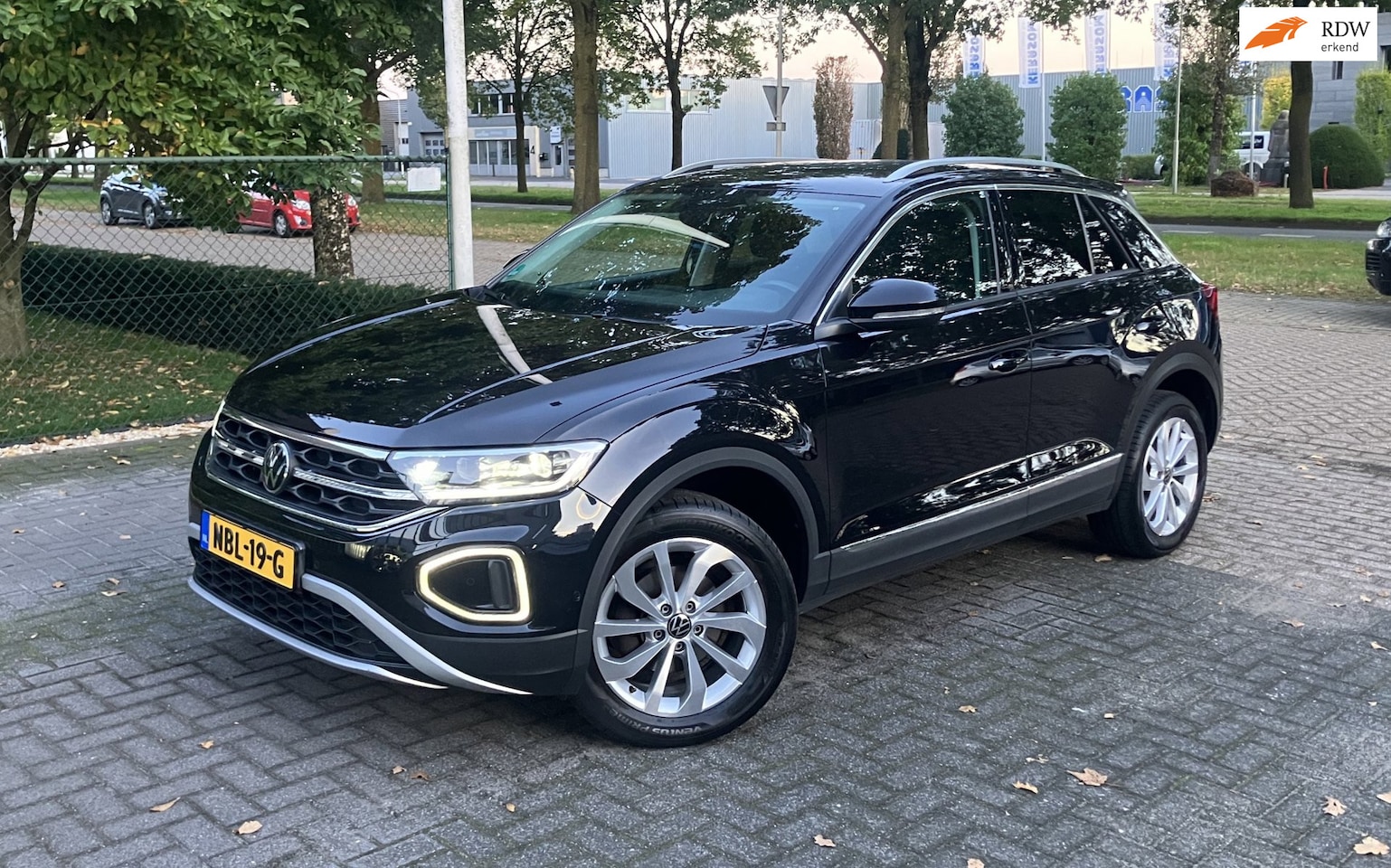 Volkswagen T-Roc - 1.5 TSI R-Line Navi,Carplay, L.m. - AutoWereld.nl