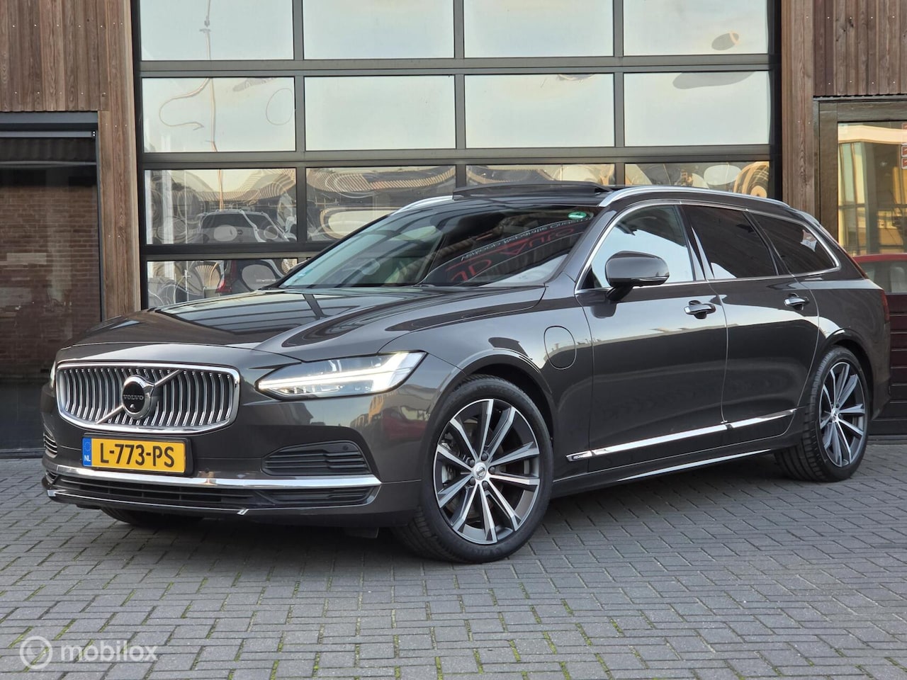 Volvo V90 - 2.0 T6 RECHARGE AWD PANO HEAD-UP H&K 360CAM TREKHAAK - AutoWereld.nl