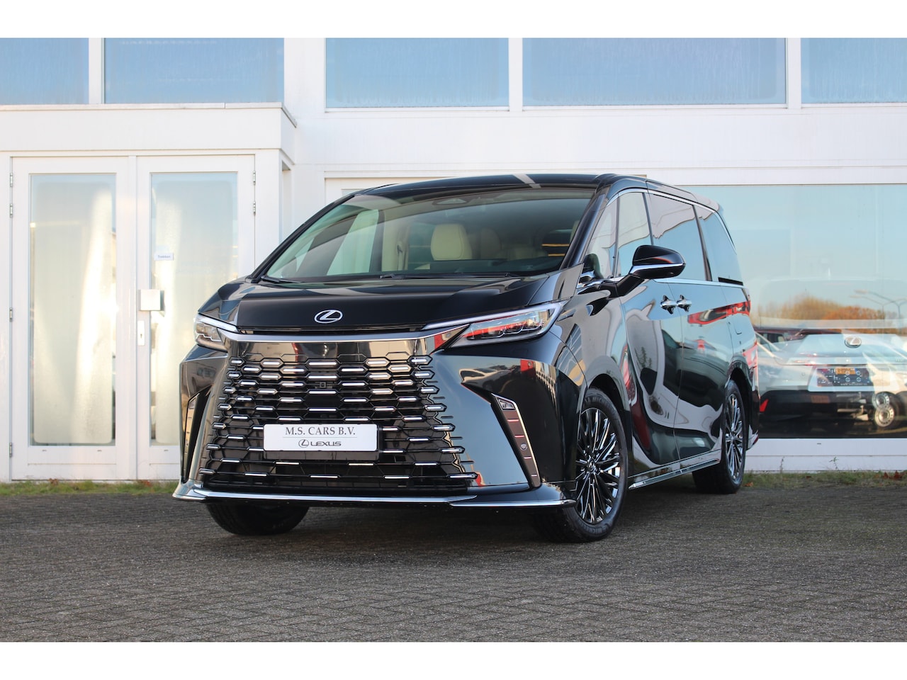 Lexus LM - 350h Hybride President I 6-zitter I VIP I €126.960 Export I Pano I Mark Lev. - AutoWereld.nl