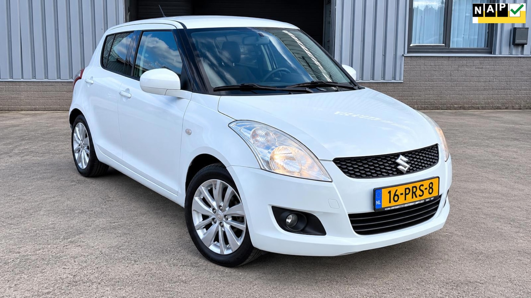 Suzuki Swift - 1.2 Exclusive EASSS Carplay/Cruise/Trekhaak/Airco/Cam/ - AutoWereld.nl
