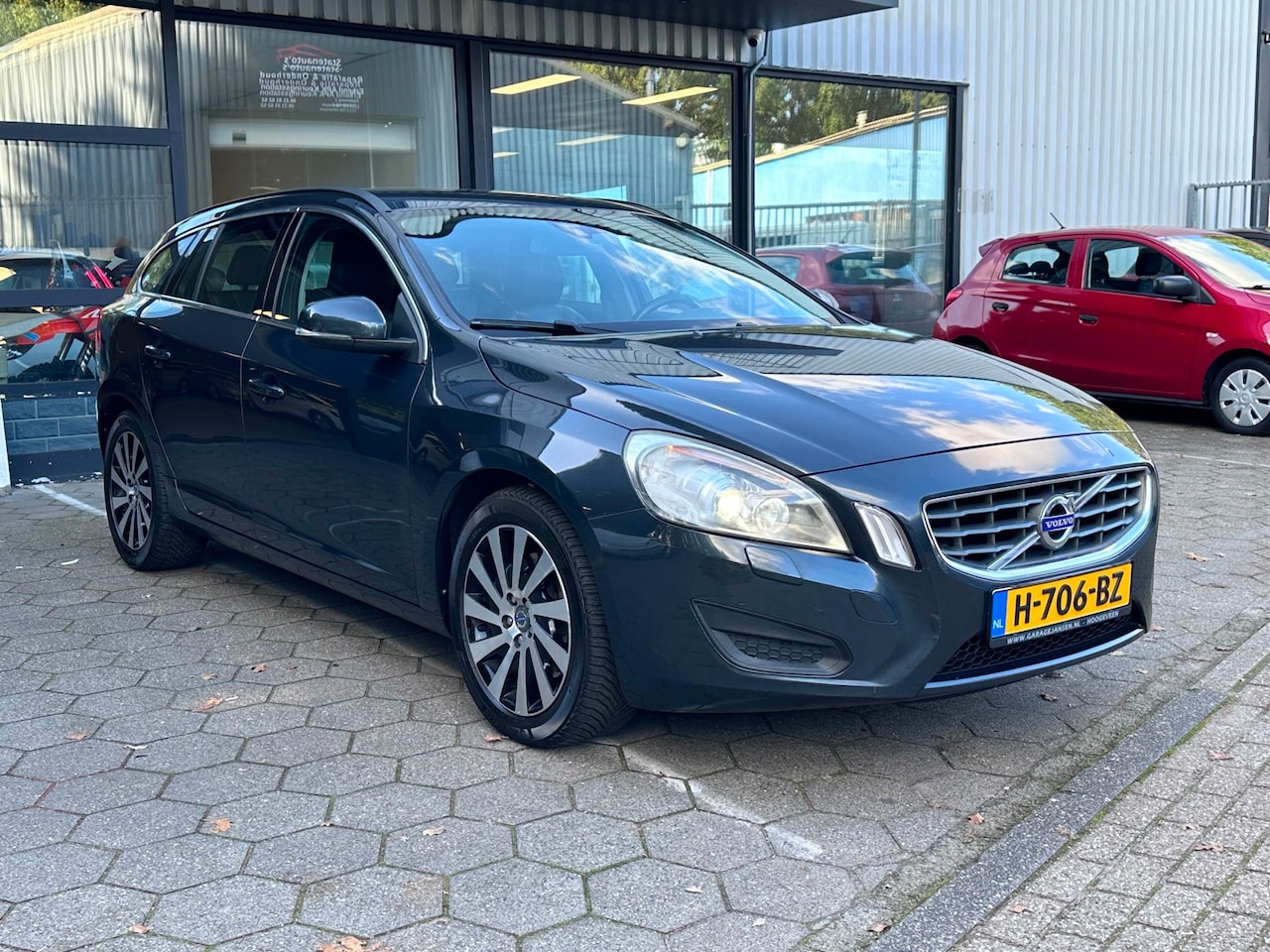 Volvo V60 - 2.4 D5 Summum / Airco / Leder / navigatie / - AutoWereld.nl