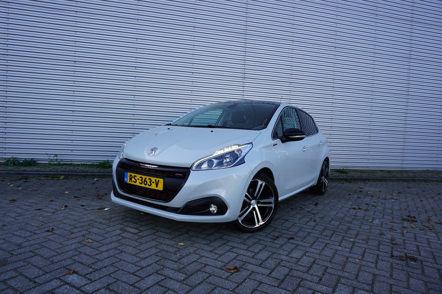 Peugeot 208 - 1.2 PureTech GT-line Airco / Navi / Cruise / Camera / Pano / Carplay / Parkeers. / Lm velg - AutoWereld.nl