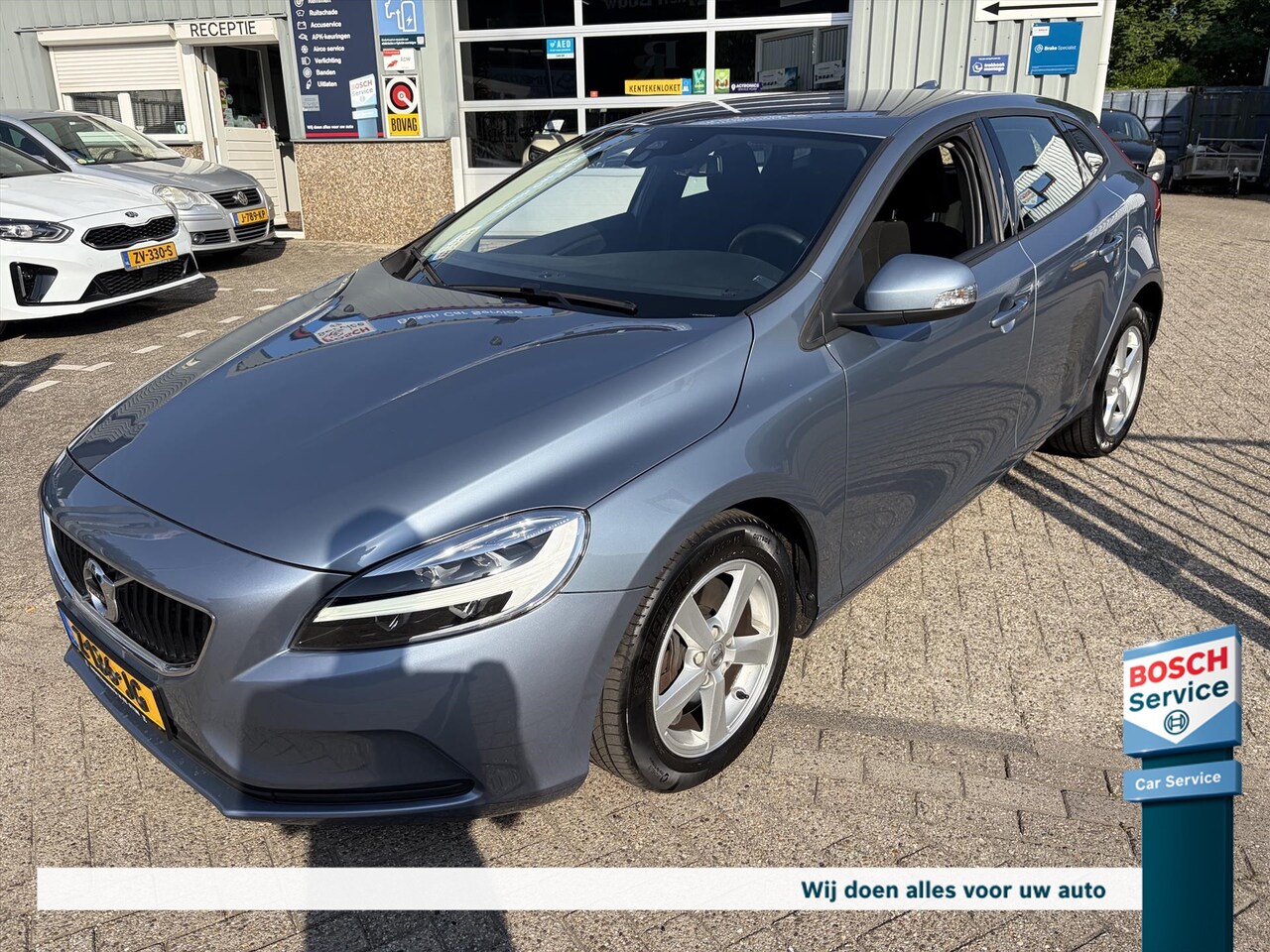 Volvo V40 - 1.5 T2 122PK Geartronic Kinetic - Navigatie - Parkeersensoren - AutoWereld.nl