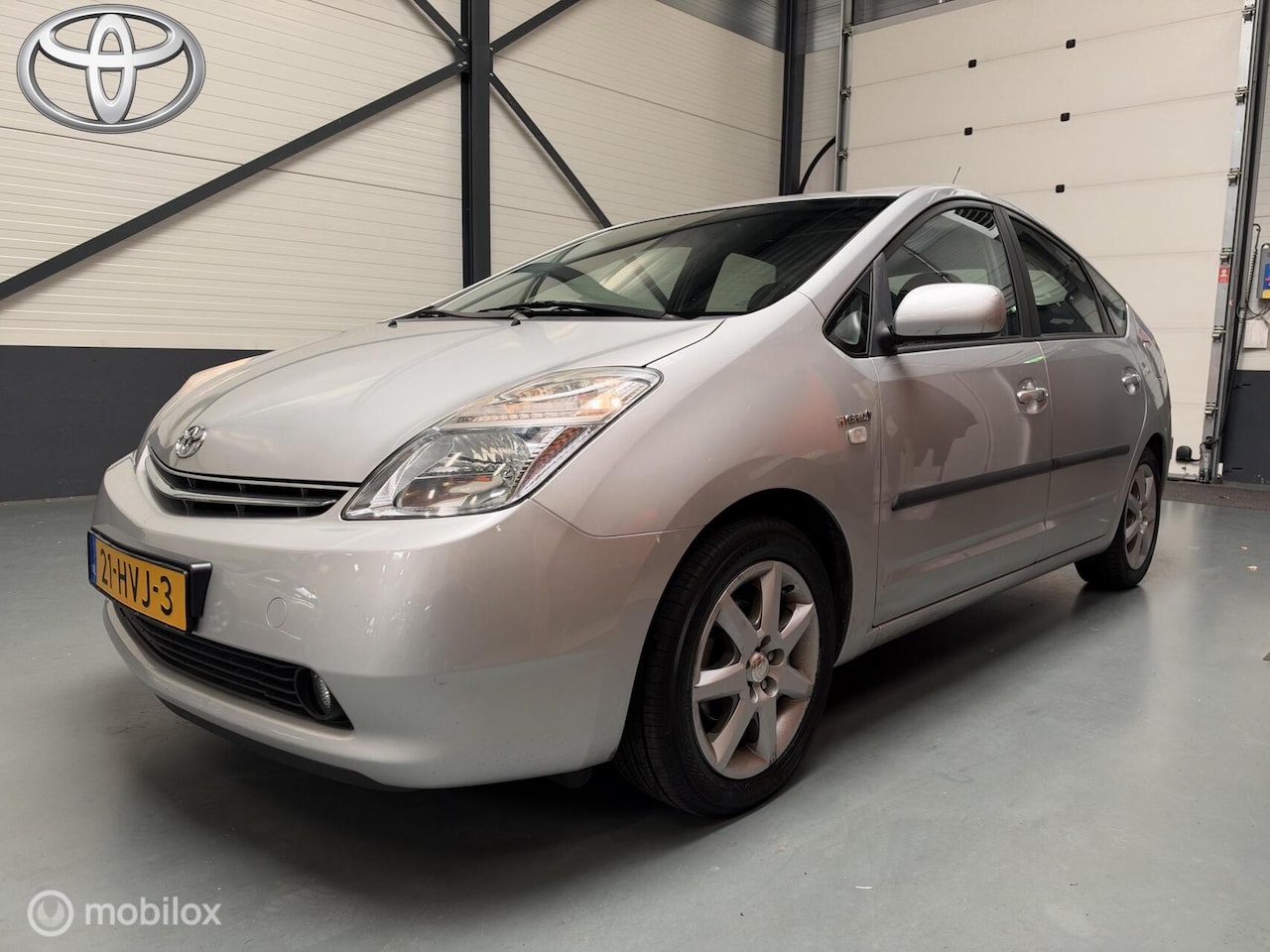 Toyota Prius - 1.5 VVT-i Tech Leer|Camera|Keyless|Navi - AutoWereld.nl