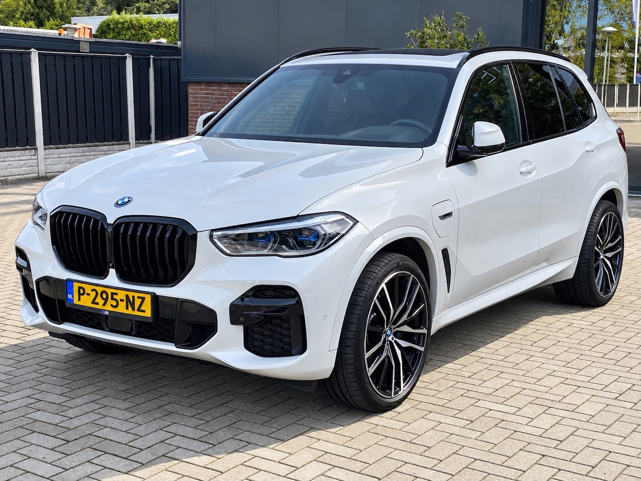 BMW X5 - XDrive45e High Executive NIEUWSTAAT M PAKKET PANO HEADUP 360 CAMERA MEMORY STOELEN - AutoWereld.nl