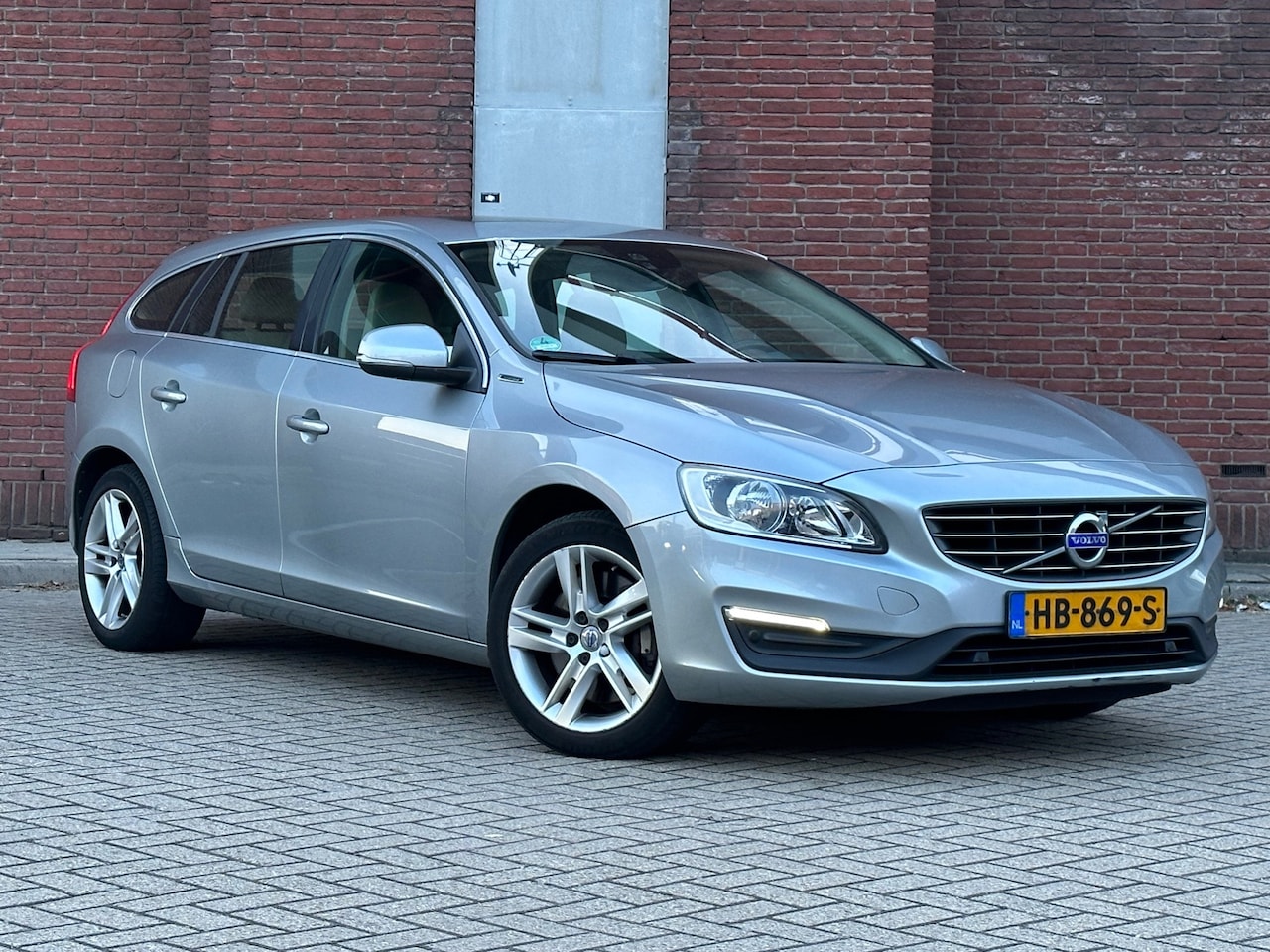 Volvo V60 - 2.4 D6 Twin Engine Momentum|5 CIL!|FULL-OPTIONS|EURO-6|GOED-ONDERHOUDEN - AutoWereld.nl