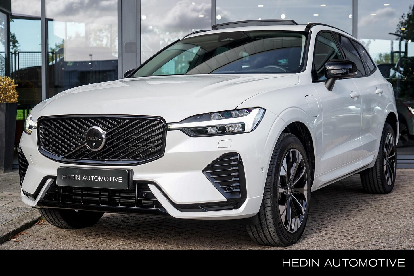 Volvo XC60 - T6 Plug-in hybrid AWD Ultra Dark | Luchtvering | Head-up | Trekhaak | 360 Camera | - AutoWereld.nl
