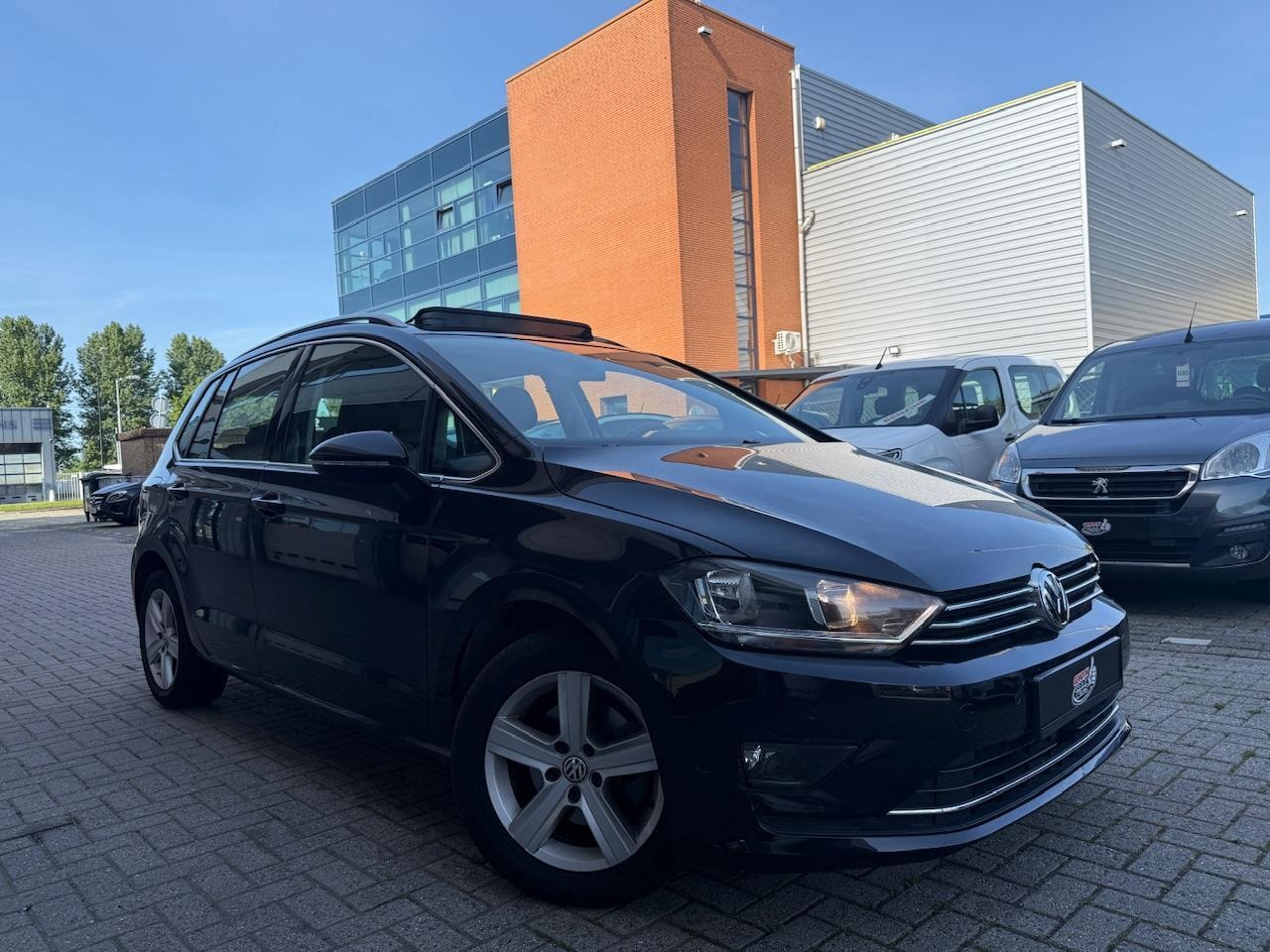 Volkswagen Golf Sportsvan - Highline 1.6 TDI | Lage km | Pano - AutoWereld.nl