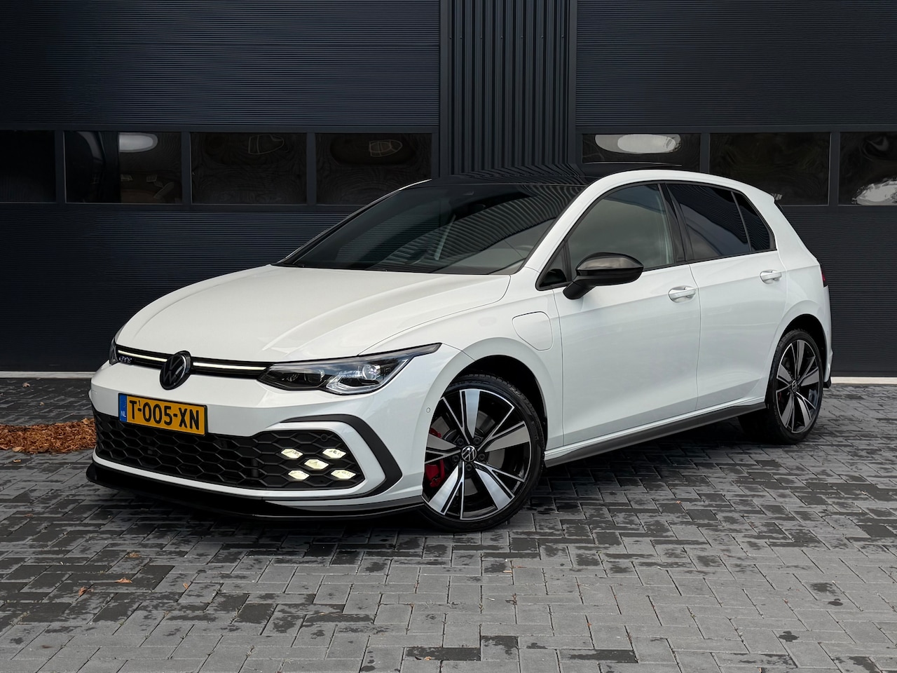 Volkswagen Golf - 1.4 eHybrid GTE Volkswagen Golf 1.4 GTE/Pano/Akra/IQ/ACC/Camera/stuurVW/18”/ - AutoWereld.nl