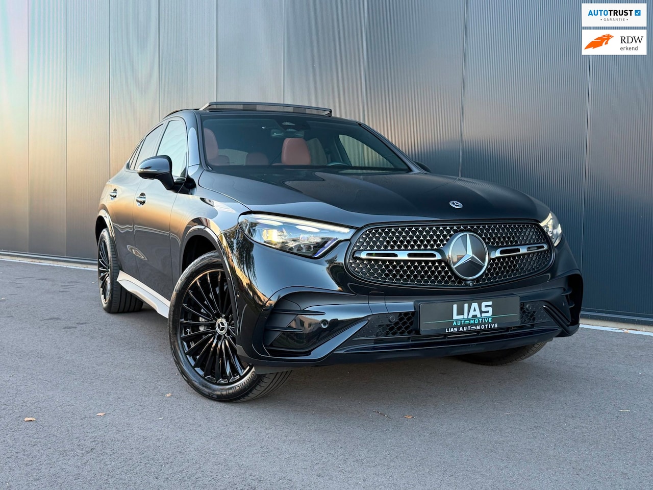 Mercedes-Benz GLC-klasse Coupé - 300e 4MATIC AMG Line full options | 360 camera | PANO | Nightpakket | Meesturende achteras - AutoWereld.nl