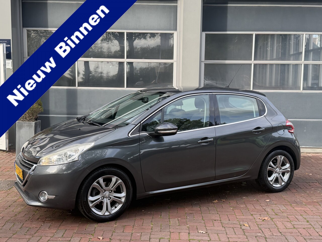 Peugeot 208 - 1.2 VTi Allure km 130.000 Bj 2014 Navi,16Inch,Clima,Cv Dealer onderhouden !! - AutoWereld.nl