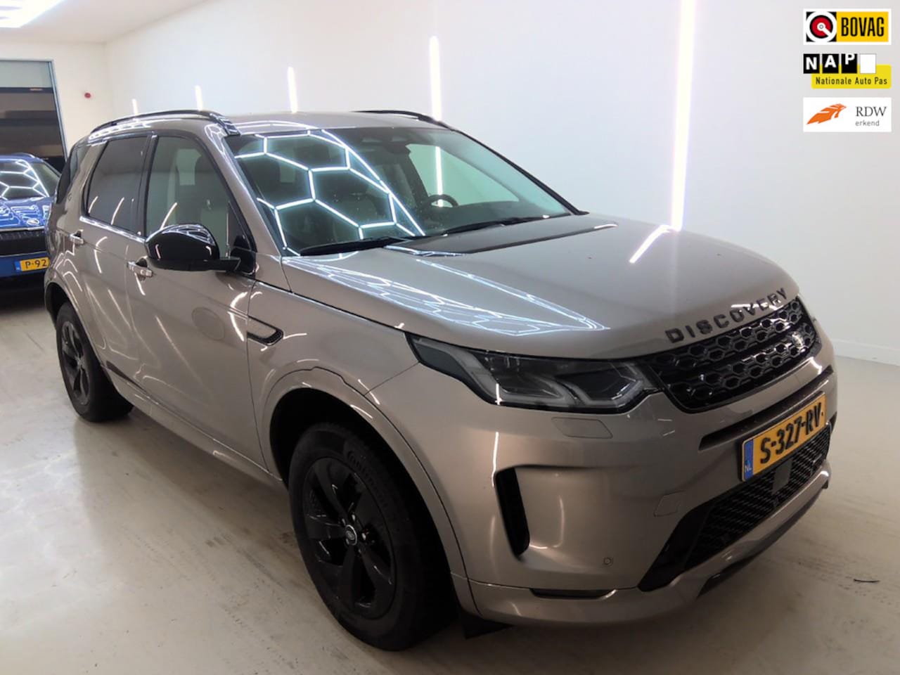 Land Rover Discovery Sport - P300e 1.5 R-Dynamic SE+Led+Vol-leder+Navigatie+Camera = ORIG/NL = ZEER NETJES !! - AutoWereld.nl