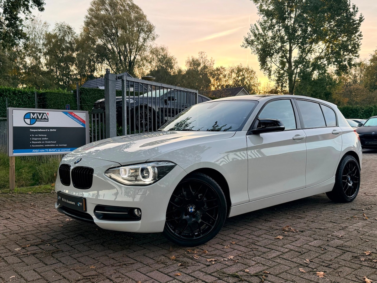 BMW 1-serie - 116i Business+ Sport|Ketting vervangen|Navigatie|Cruise control|Climate controle|18 inch M - AutoWereld.nl