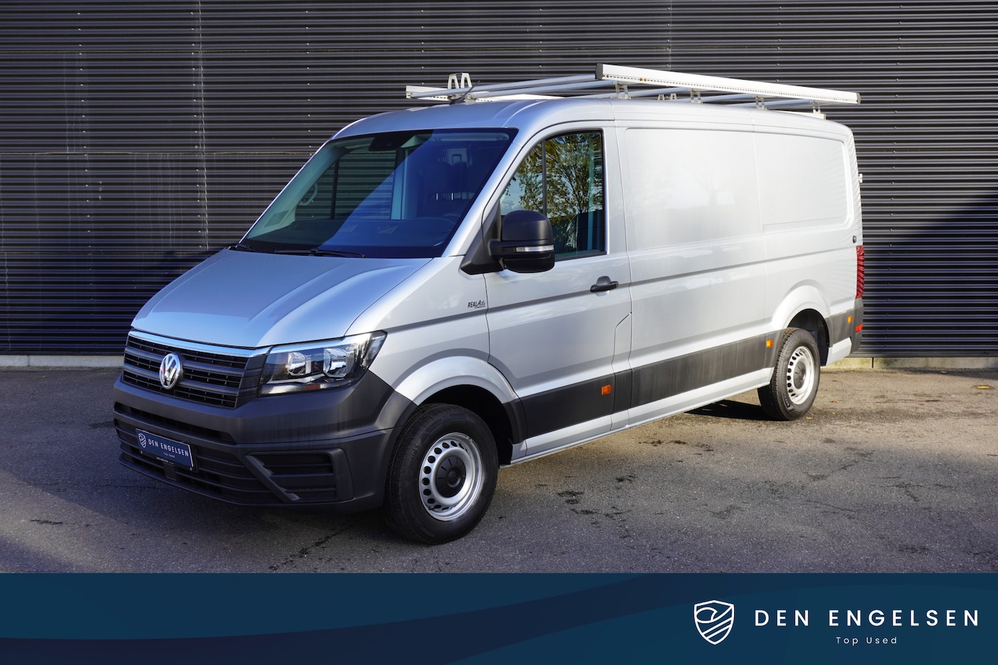 Volkswagen Crafter - 140pk Automaat L3H2/L2H1 Navigatie Camera Trekhaak Apple carplay Imperiaal 3-zits - AutoWereld.nl
