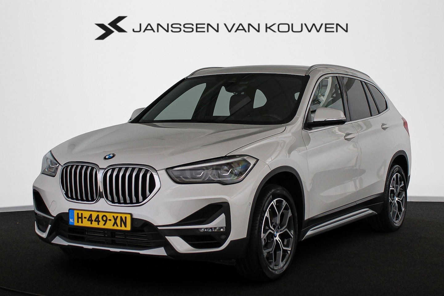 BMW X1 - sDrive20i VDL Nedcar Edition Trekhaak Head-Up Sportstoelen Stoelverwarming Camera - AutoWereld.nl