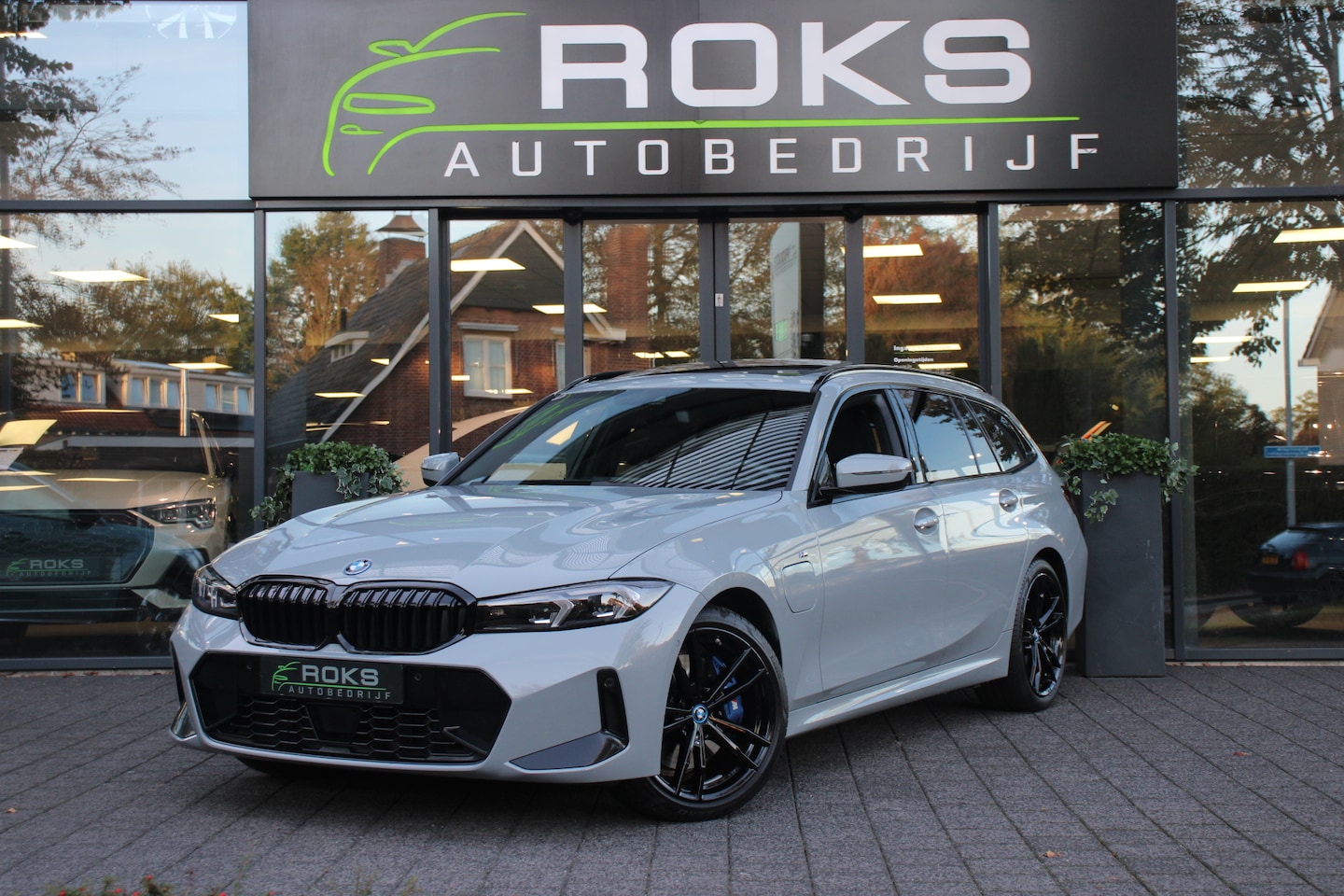 BMW 3-serie Touring - 330e M Sport Pro Shadowline/Camera/Harman Kardon/Head-up/Sfeerverlichting/H-Leder/19Inch - AutoWereld.nl