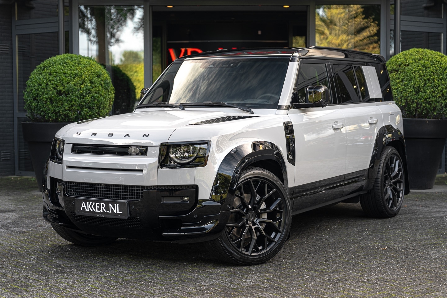 Land Rover Defender 110 - LANDROVER P300e X-Dynamic HSE URBAN | 23 Inch | Head-up | Black Pack | Stoelkoeling - AutoWereld.nl