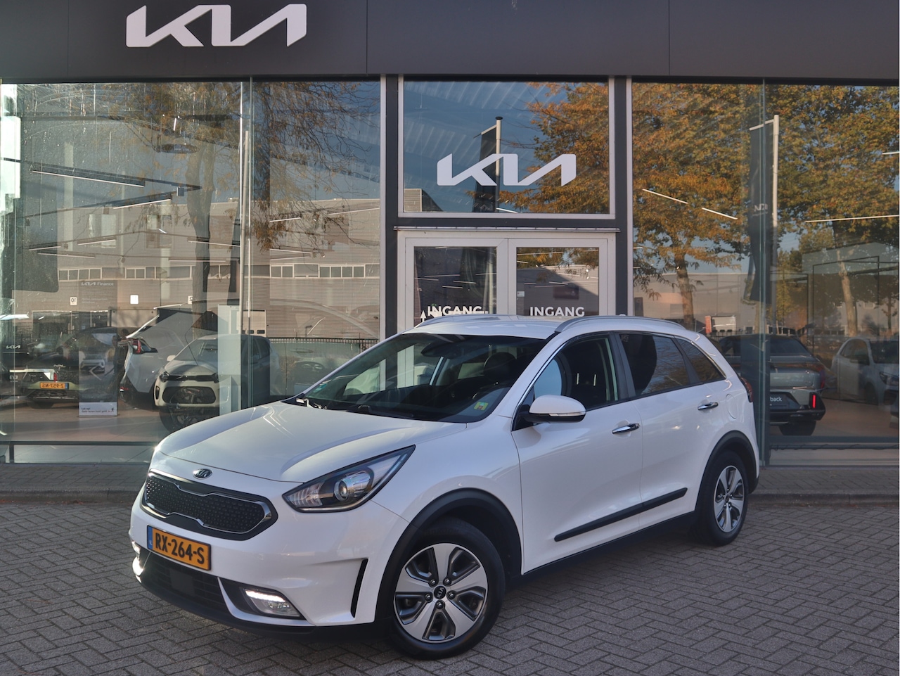 Kia Niro - 1.6 GDi Hybrid BusinessLine | Stoelverwarming | Stuurverwarming | Navigatie | Leder | Trek - AutoWereld.nl