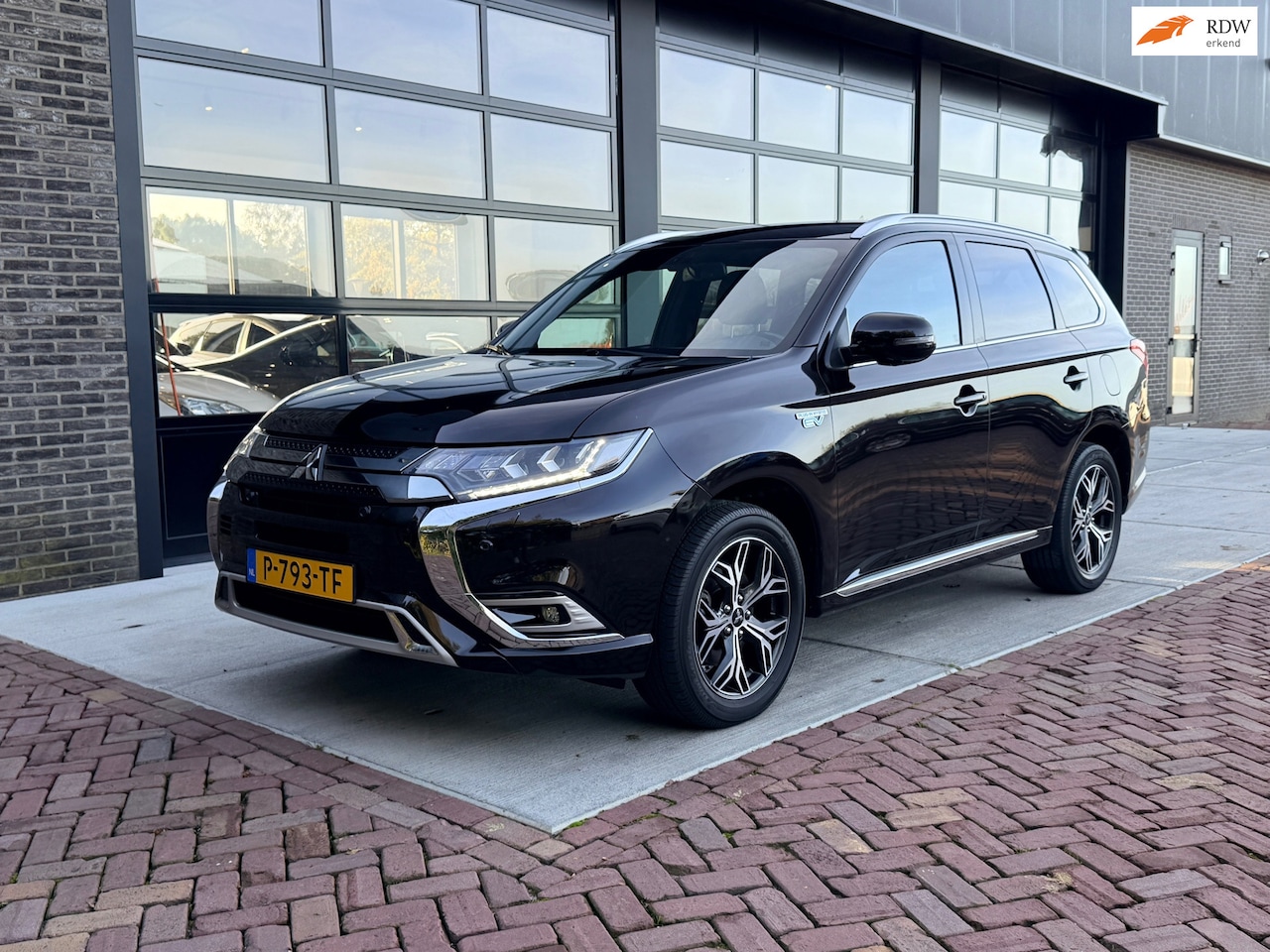 Mitsubishi Outlander - 2.4 PHEV S-Edition | Diamond leer | Camera | Keyless | - AutoWereld.nl