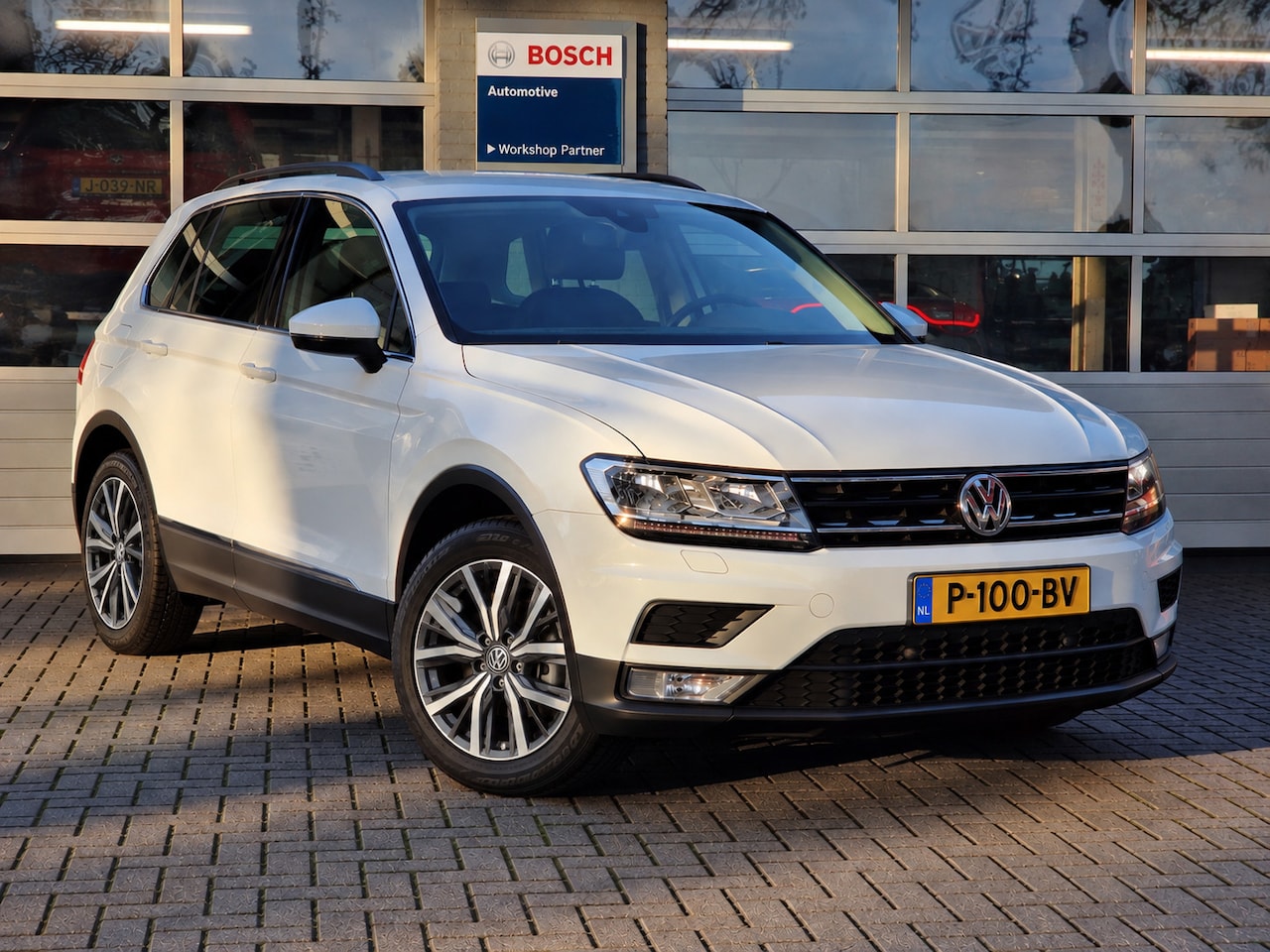 Volkswagen Tiguan - 1.4 TSI ACT Highline|DSG|Clima|Trekhaak|PDC|Carplay|LED|ACC| - AutoWereld.nl
