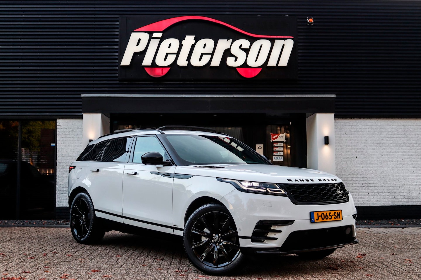 Land Rover Range Rover Velar - 2.0 P250 AWD R-Dynamic HSE PANO - AutoWereld.nl