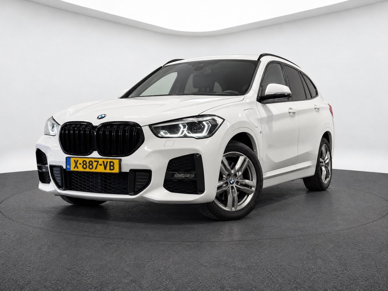 BMW X1 - XDrive25e (M-SPORT, LED, NAVI, STOELVERWARMING, DEALER ONDERHOUDEN) - AutoWereld.nl
