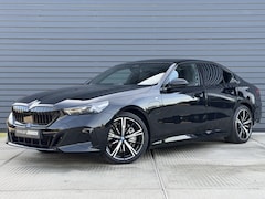 BMW 5-serie - 550e xDrive M SPORT | Achteras besturing | Leder | Trekhaak | Dode hoek