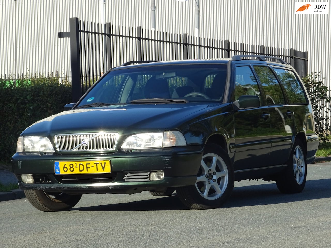 Volvo V70 - 2.4 LEER/AIRCO/CRUISE/STOELVERWARMING/TREKHAAK/APK - AutoWereld.nl