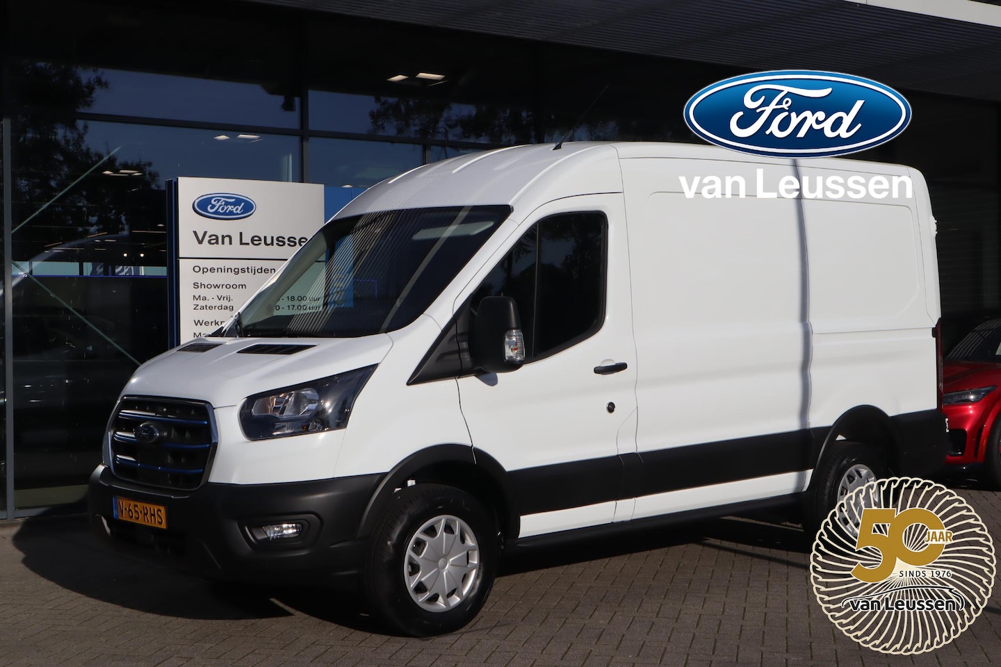Ford E-Transit - 350 L2H2 TREND 68KWH 3-PERS APPLE/ANDROID STOELVERW. PARK-SENSOREN CRUISE LED-LAADRUIMTEVE - AutoWereld.nl