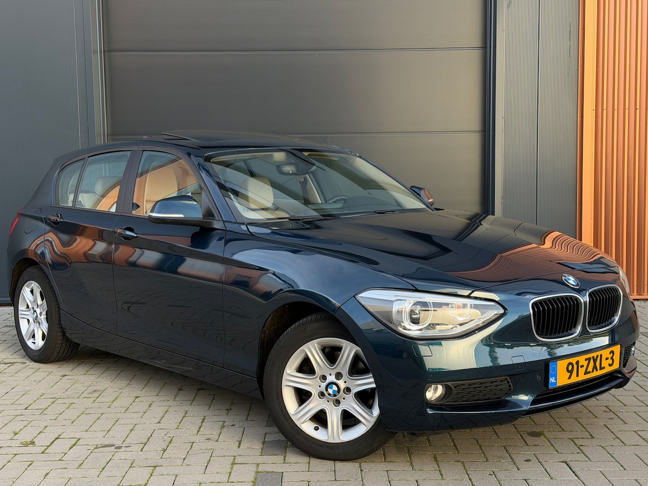 BMW 1-serie - 118d Upgrade Edition|Dealer Onderhouden|Pano|Trekhaak|Camera|Groot Scherm|Cruise Control - AutoWereld.nl