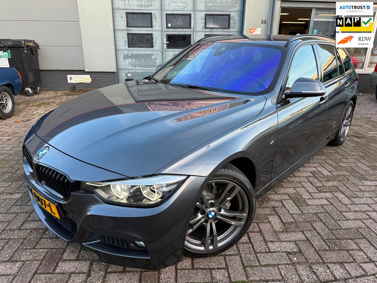 BMW 3-serie Touring - 320i 2018 M-SPORT LEDER NAP LUXE CARPLAY - AutoWereld.nl