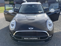 MINI 5-Deurs - 1.5 Cooper Chili. Navi, Leer, LED, 17". Lage km stand