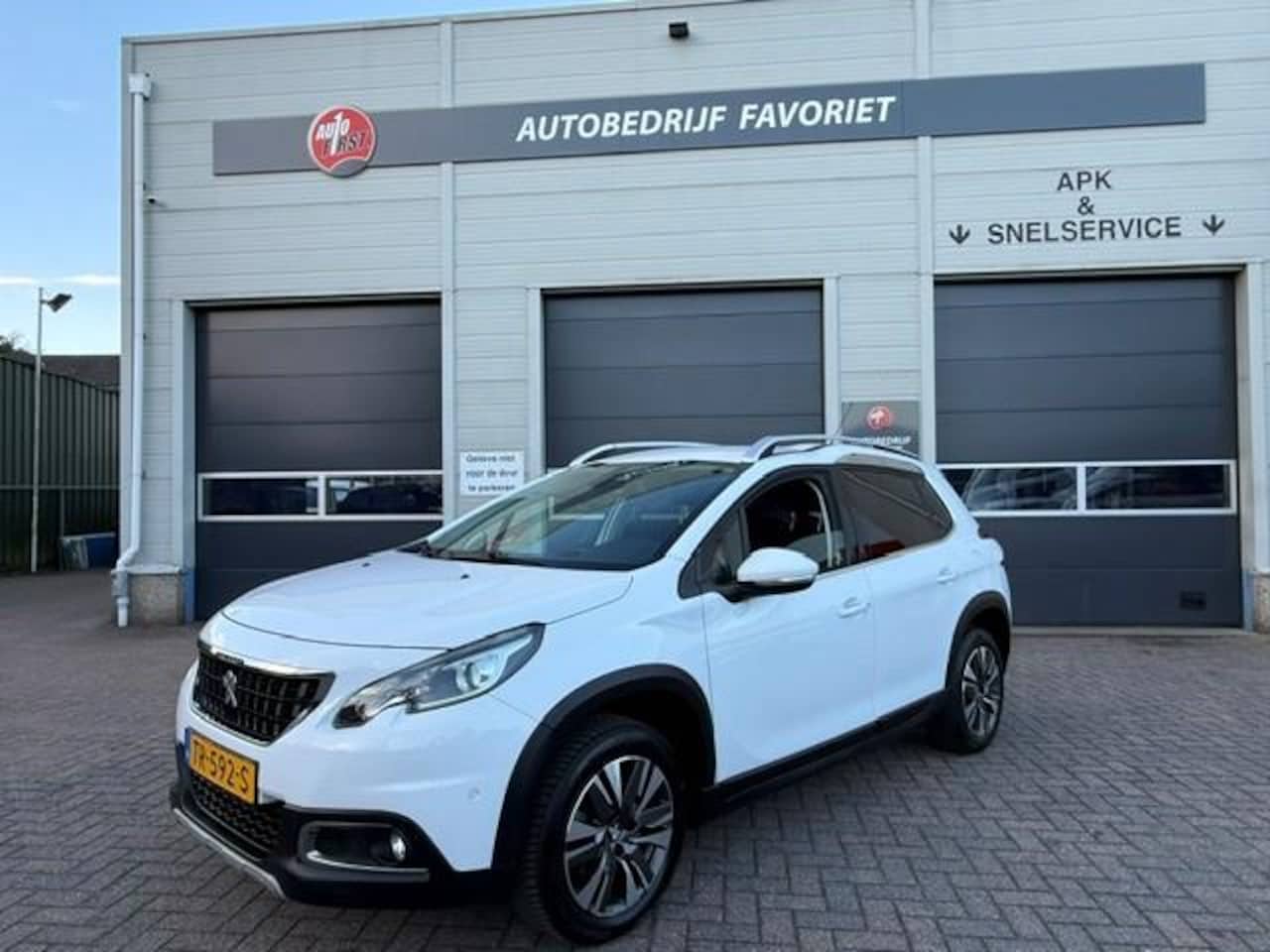 Peugeot 2008 - 1.2/Aut/Navi/Cam/Hleer/Allure - AutoWereld.nl