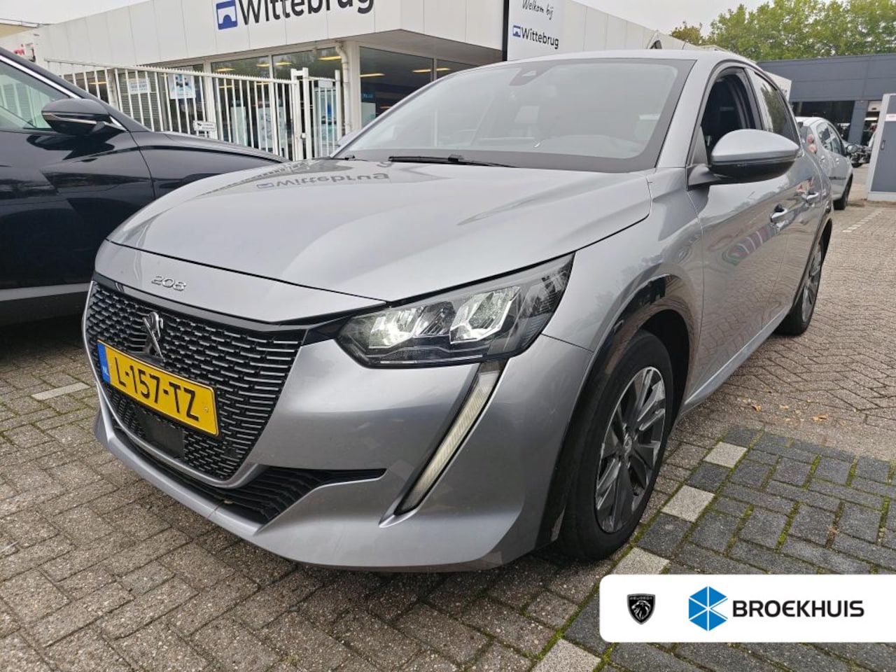 Peugeot e-208 - EV Allure Pack 50 kWh | Fase 3 laden | SOH 86,94% | Navigatie | Camera | Stoelverwarming | - AutoWereld.nl