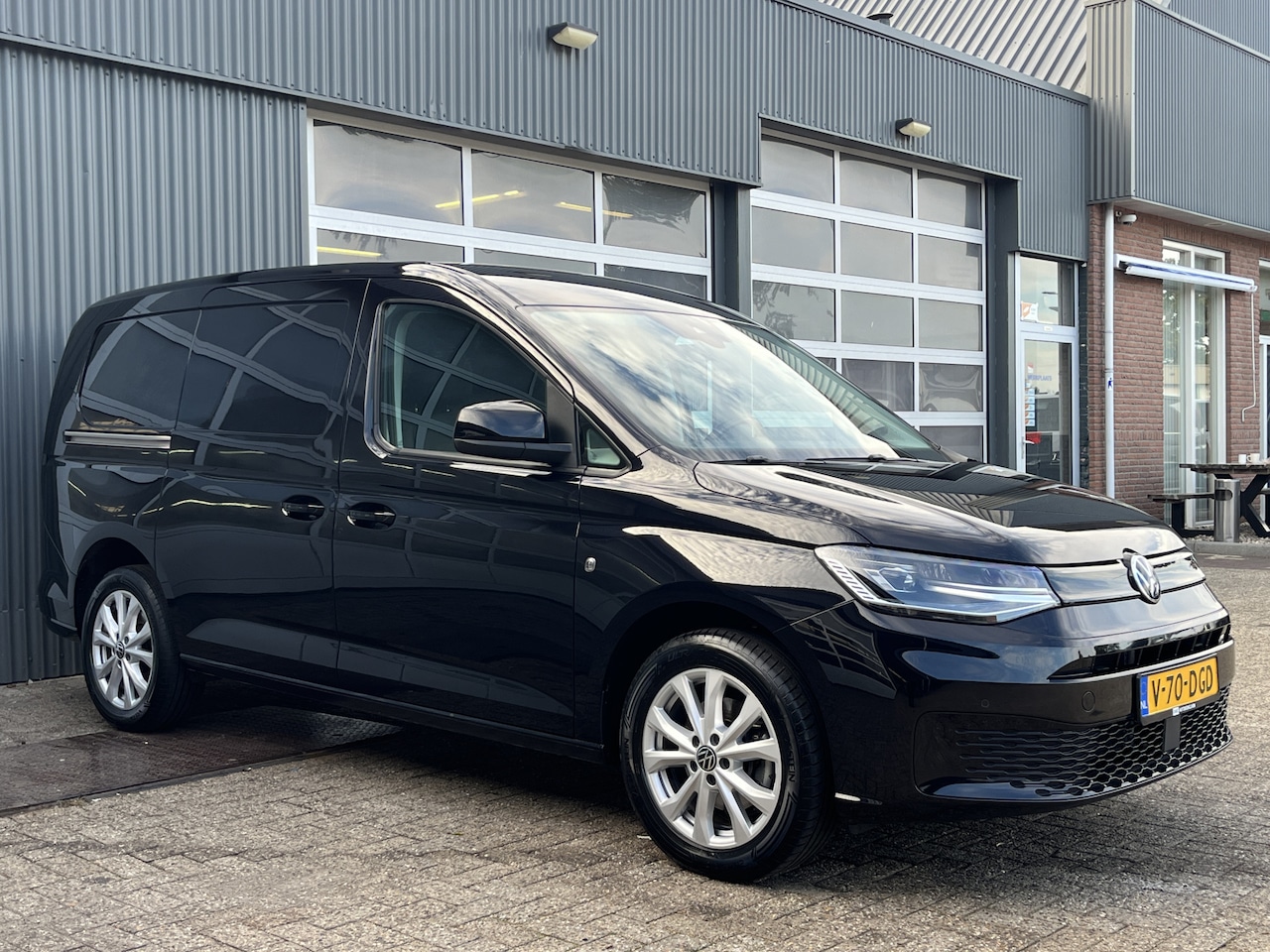 Volkswagen Caddy Cargo Maxi - 2.0 TDI Style Automaat Virtual display Stuurwielbediening Airco Trekhaak 1500kg trekgewich - AutoWereld.nl