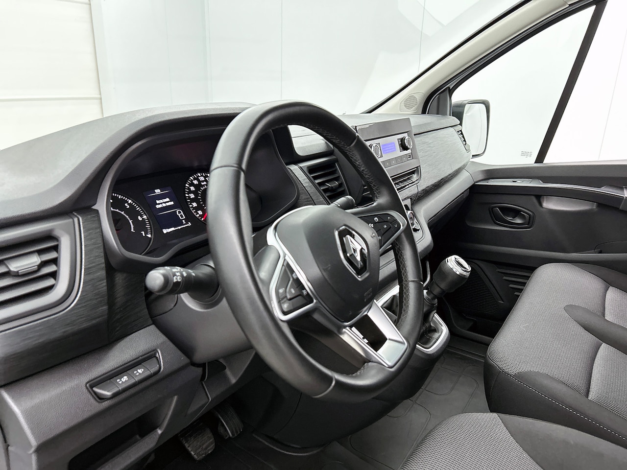 Renault Trafic - 2.0 dCi 110 T27 L1H1 Koel/Vries -20, Dag/Nacht, Airco - AutoWereld.nl