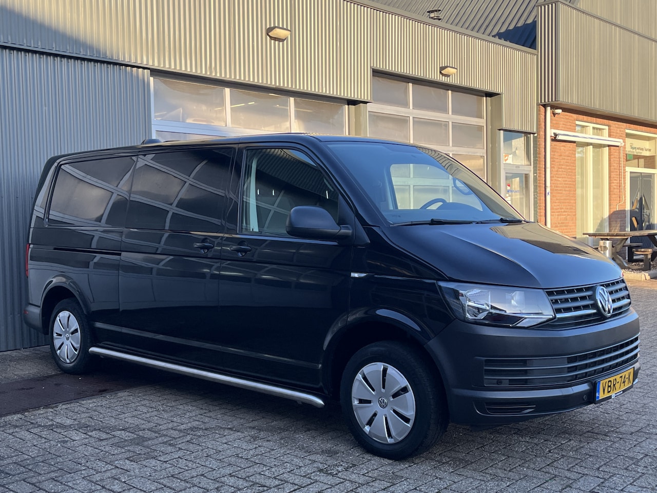 Volkswagen Transporter - 2.0 TDI L2H1 150pk BTW VRIJ!! Hondenvervoer Airco Cruise controle Dubbele schuifdeur Trekh - AutoWereld.nl
