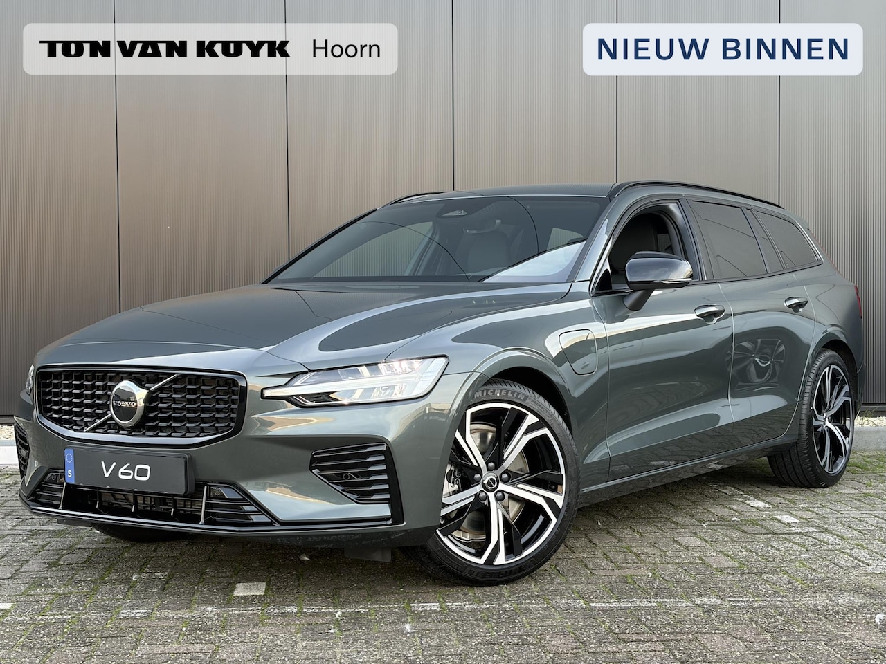 Volvo V60 - 2.0 T6 Plug-in hybrid AWD Plus Dark Leer/ 19 inch/ extra getint glas / uit voorraad leverb - AutoWereld.nl