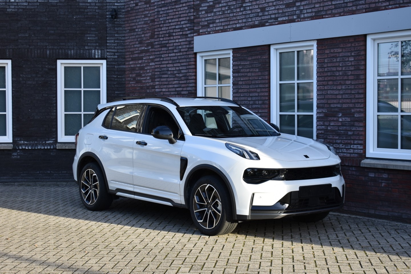 Lynk & Co 01 - My25 Core 1.5 PHEV Wij zijn op afspraak geopend! Graag bellen voor uw komst. - AutoWereld.nl