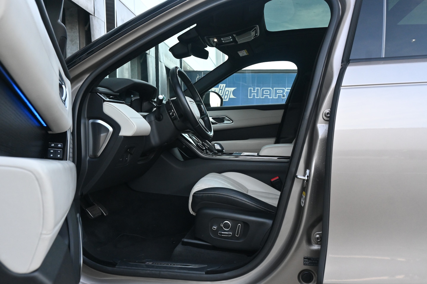 Land Rover Range Rover Velar - 2.0 P400e R-Dynamic HSE - AutoWereld.nl