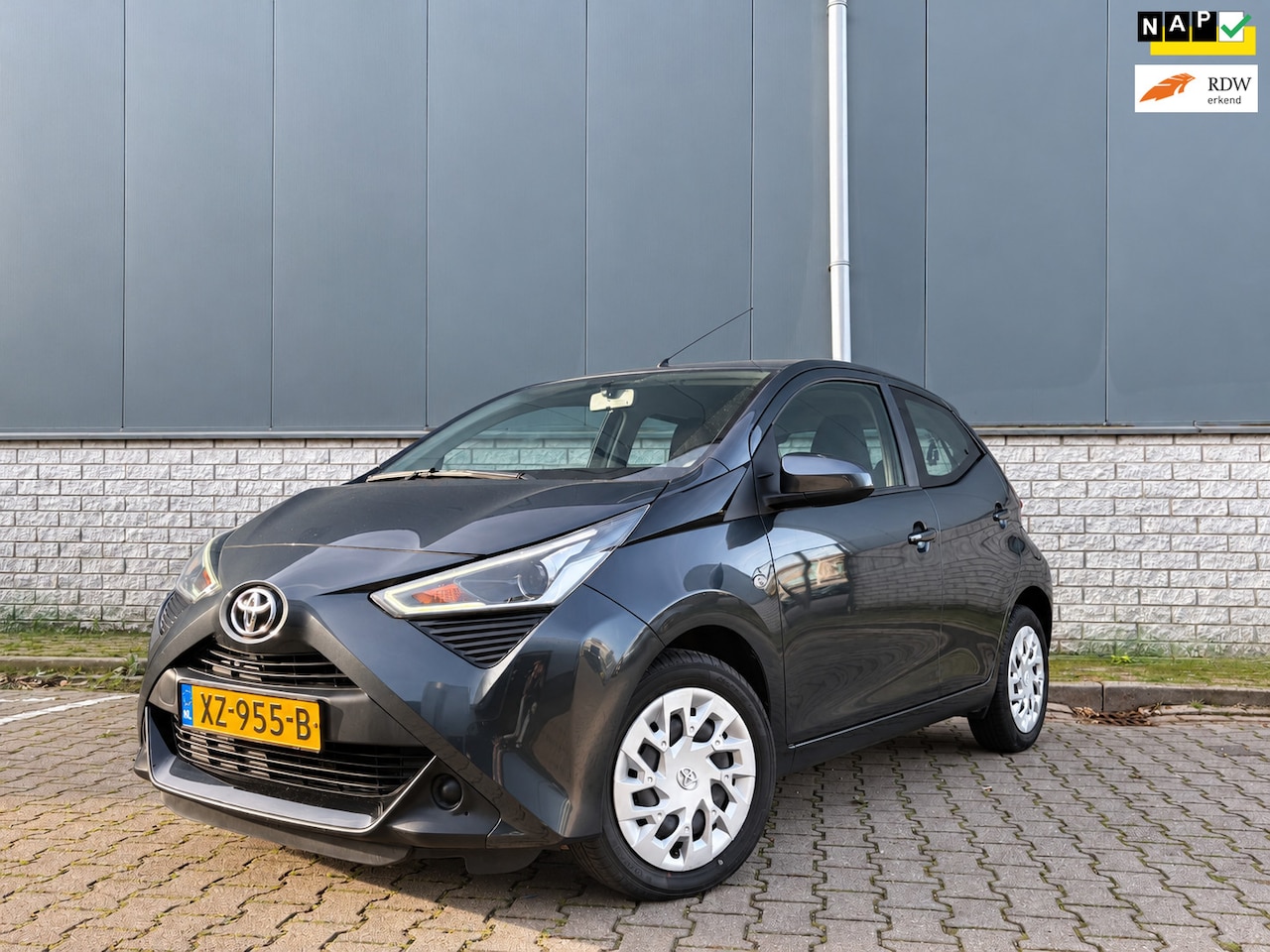 Toyota Aygo - 1.0 VVT-i x-play limited-Dealer onderhouden-Airco-NAP - AutoWereld.nl