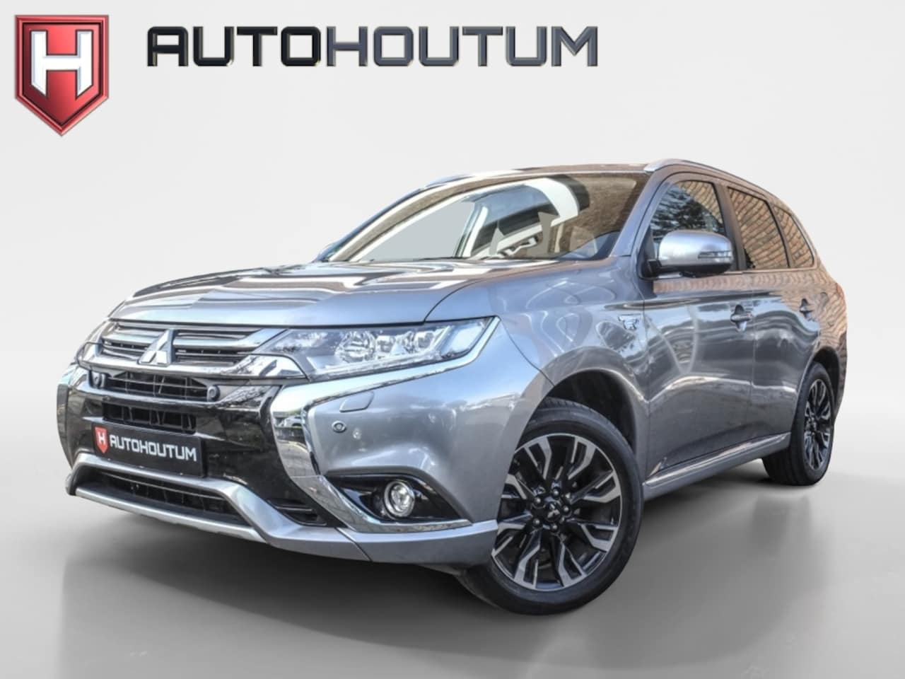 Mitsubishi Outlander - 2.0 PHEV Instyle+ | SOH 99% | Trekhaak | Leder | Schuifdak | Achteruitrijcamera - AutoWereld.nl