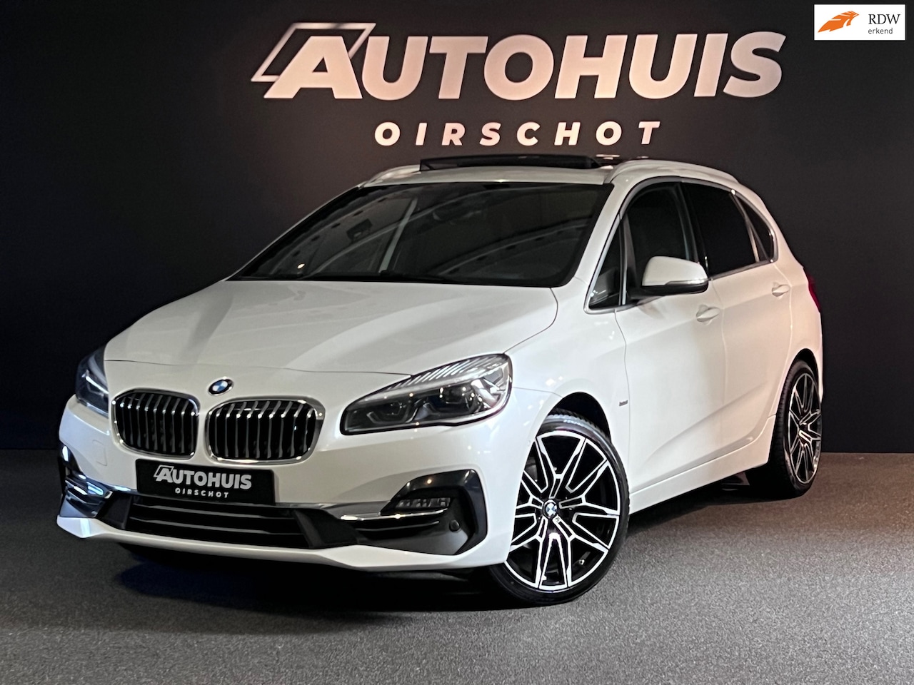 BMW 2-serie Active Tourer - 218i High Executive Launch Edition Pano/ Headup/ Camera/ Trekhaak/ Led/ Leder/ Ambiance/ C - AutoWereld.nl